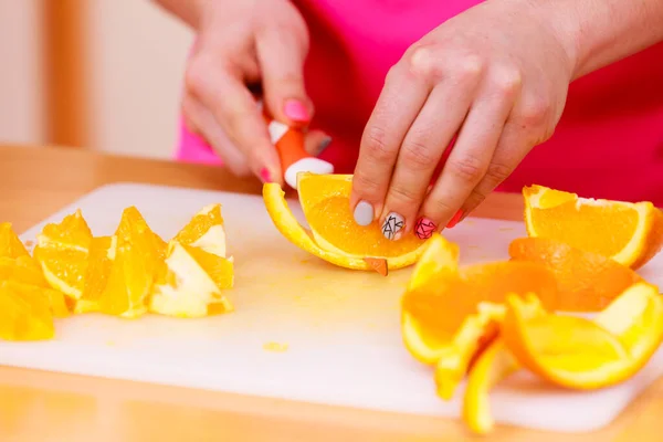 Mulher Jovem Dona Casa Cozinha Casa Cortando Frutas Frescas Laranja — Fotografia de Stock