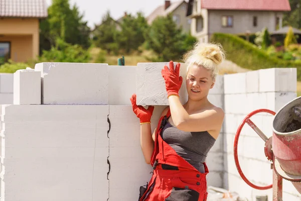 强壮漂亮的女人在建筑工地工作 建造房屋 安装灰色气砖 工业工作概念 — 图库照片