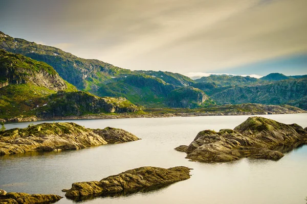 Lago Con Islas Piedra Las Montañas Rocosas Noruega Paisaje Verano — Foto de Stock