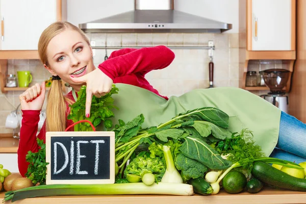 Молодая Женщина Кухне Большим Количеством Зеленых Овощей Презентует Доску Диетическим — стоковое фото