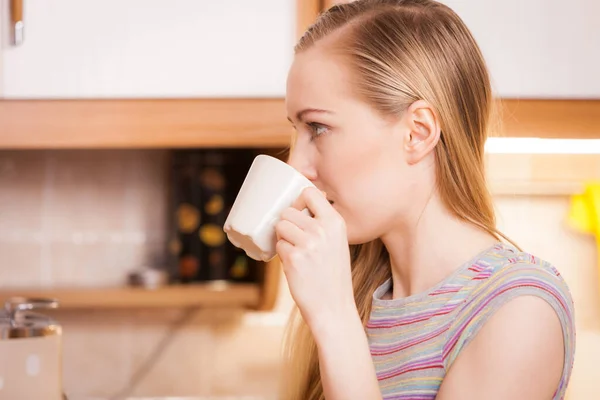 Mulher Feliz Cozinha Segurando Xícara Chá Café Desfrutando Seu Tempo — Fotografia de Stock