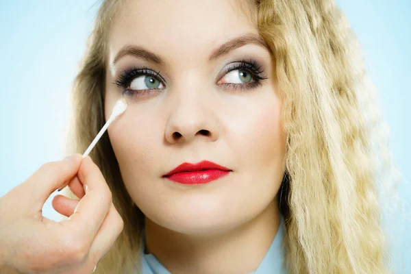 Professional Artist Fixing Fashion Model Make Using Ear Buds Cotton — Stock Photo, Image