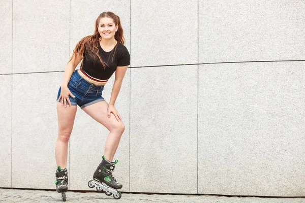 Mujer Joven Con Patines Pie Contra Pared Hormigón Ciudad Mujer —  Fotos de Stock