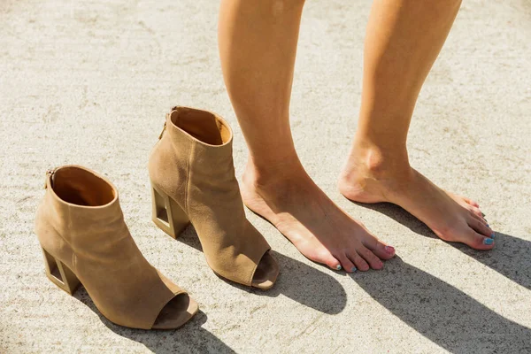 Pés Mulher Prestes Mudar Sapatos Feminino Descalço Colocando Botas Camurça — Fotografia de Stock