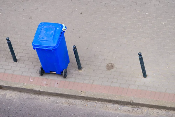 Limpeza Conceito Objetos Cidade Foto Minimalista Lata Lixo Azul Pavimento — Fotografia de Stock