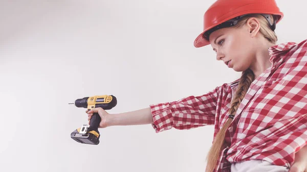 Mujer Joven Determinada Usando Taladro Haciendo Renovación Del Hogar Trabajadora —  Fotos de Stock