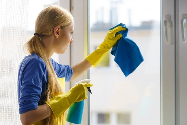 Mujer Joven Guantes Amarillos Limpiando Cristal Ventana Casa Con Trapo —  Fotos de Stock