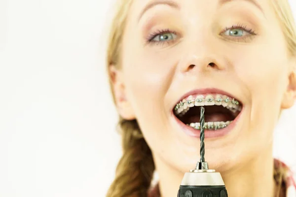 Engraçado Adolescente Mulher Usando Aparelho Dentes Segurando Broca Prestes Tirar — Fotografia de Stock