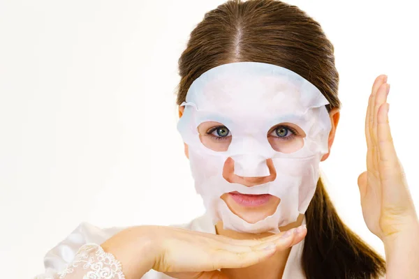Donna Che Applica Una Maschera Lenzuolo Sul Viso Sul Bianco — Foto Stock