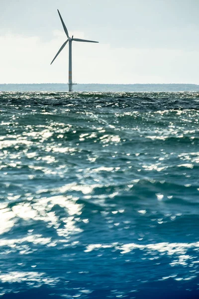 デンマーク近くの沿岸のバルト海に沿って再生可能エネルギーおよび代替エネルギー生産のための垂直軸風力発電機ファーム エコパワー 生態系 — ストック写真