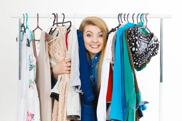 幸せな若い女性間にショッピング時間ピッキング服のための完璧なファッショナブルな服 — ストック写真