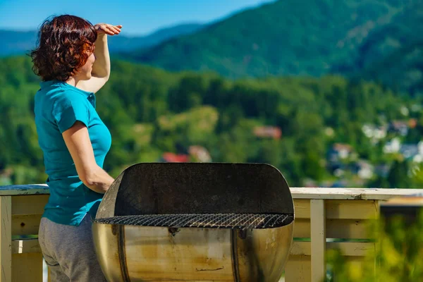 站在阳台上欣赏挪威奥斯特罗伊岛美景的女人 — 图库照片