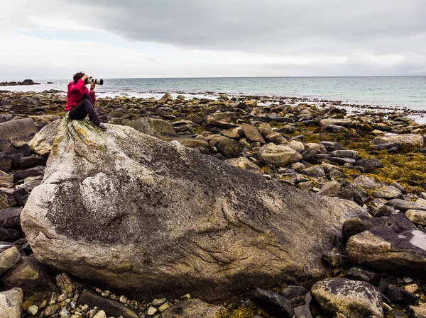 Tourist Woman Rocky Seashore Taking Photo Camera Sea Coast Cloudy — Stock Photo, Image
