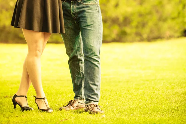 Liefde Romantiek Relatie Vrijetijdsbesteding Dating Concept Een Paar Het Gras — Stockfoto