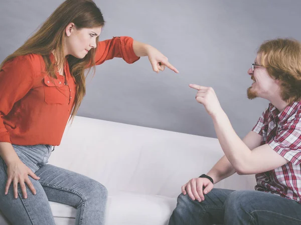 Mann Und Frau Streiten Sich Fürchterlich Auf Dem Sofa Sitzend — Stockfoto