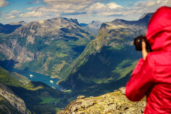 Vacaciones Turísticas Viajes Turista Femenina Tomando Fotos Con Cámara Disfrutando — Foto de Stock