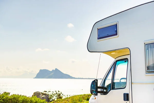 Caravan Aan Middellandse Zee Kust Spanje Gibraltar Rotszicht Aan Horizon — Stockfoto