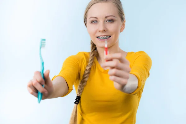 Concepto Dentista Ortodoncista Mujer Joven Sonriendo Limpiando Cepillando Los Dientes —  Fotos de Stock