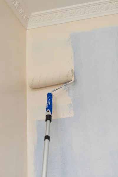 Osoba Nanášející Barvu Stěnu Pomocí Kolečkového Kartáče Koncept Renovace Domů — Stock fotografie