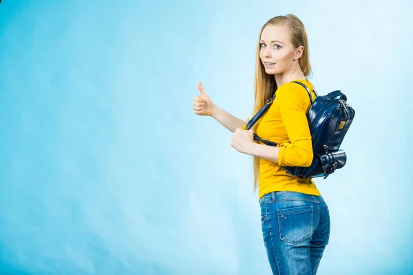 Glückliches Junges Blondes Teenager Mädchen Das Zur Schule Oder Zum — Stockfoto
