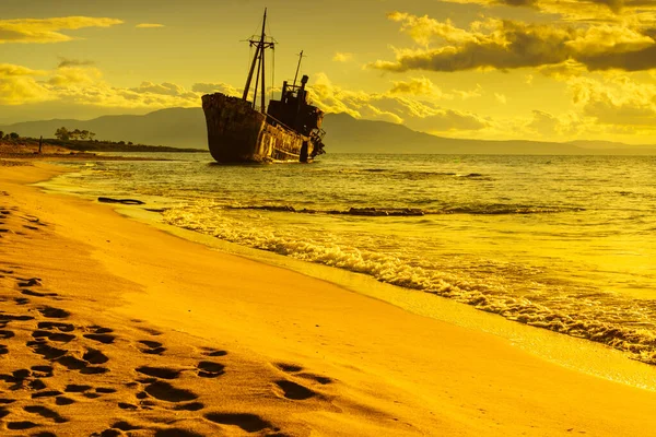 ギリシャの海岸線で有名な錆びた難破船のディミトリオス グリファダ ビーチ ガイシオ ラコニア ペロポネソス ギリシャ — ストック写真