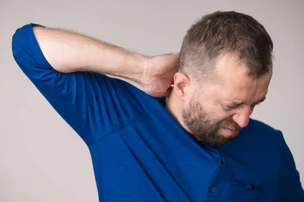 Man Dragen Blauwe Trui Met Nekpijn Pijn Gewrichten Botten Gezondheidsprobleem — Stockfoto