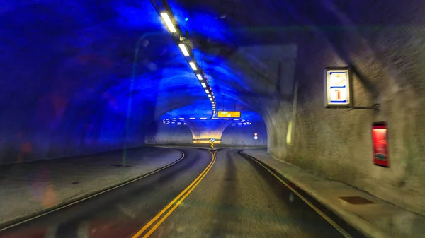 ノルウェーのホルダランド郡のラウンドアバウト交差点を持つヴァラビクトンネルバラビクトンネル道路トンネル モーションブラー — ストック写真
