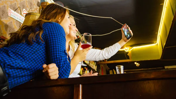 Migliori Amiche Ragazze Felici Bere Alcol Nel Night Club Spettegolare — Foto Stock