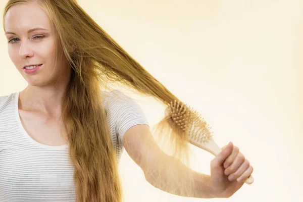 Mulher Loira Com Escova Pentear Seu Cabelo Muito Longo Bagunçado — Fotografia de Stock