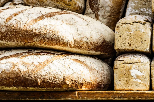 市場の屋台の屋外で多くの素朴な焼きたての伝統的なパンの愛 — ストック写真