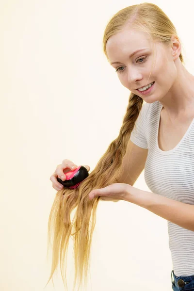 Chica Rubia Con Pelo Largo Trenzado Cepillo Chica Cuidando Refrescar — Foto de Stock