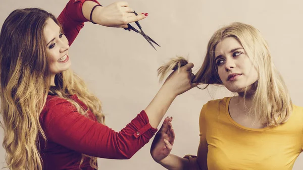 Penteado Corte Cabelo Jovem Barbeiro Feminino Segurando Tesoura Ferramenta Pronta — Fotografia de Stock