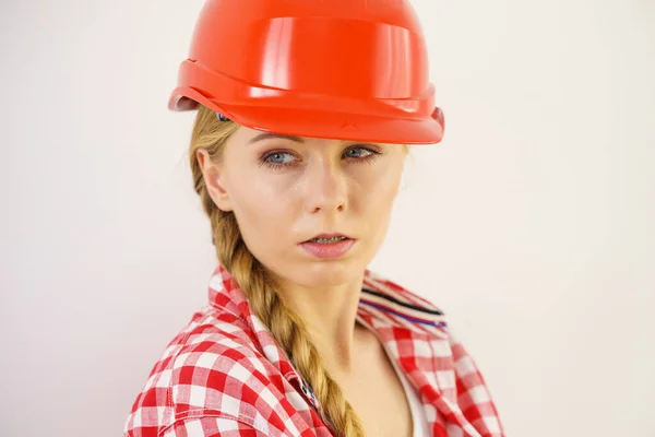Odaklanmış Costruction Site Çalışanı Kadın Şüpheli Kırmızı Koruyucu Kask Giyen — Stok fotoğraf
