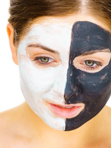 Mujer Con Carbo Arcilla Máscara Negra Media Cara Aplicando Barro — Foto de Stock