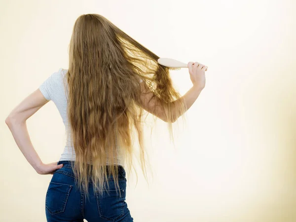 Mulher Loira Com Escova Penteando Seu Cabelo Muito Longo Menina — Fotografia de Stock