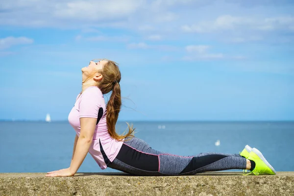 Super Fit Atraktivní Mladá Žena Sobě Módní Oblečení Pracuje Venku — Stock fotografie