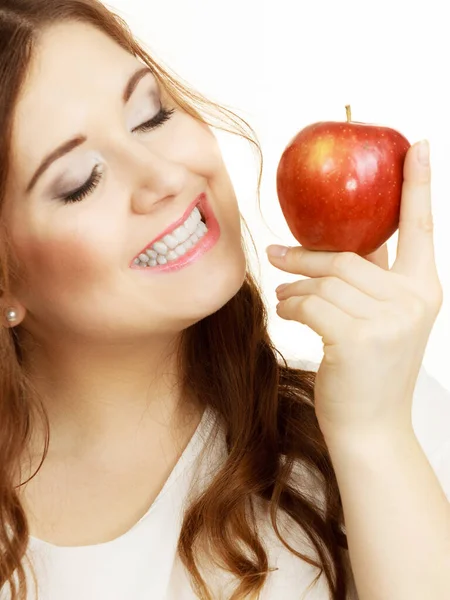 Mulher Segurando Fruta Maçã Vermelha Mão Perto Rosto Sorrindo Branco — Fotografia de Stock