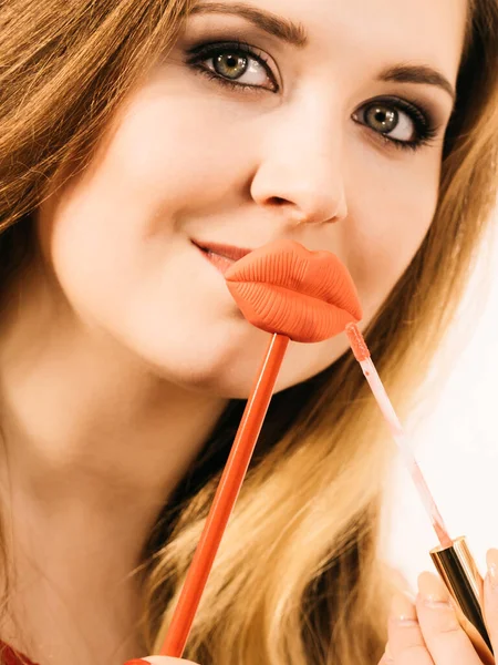 Junge Erwachsene Frau Die Lippenstift Oder Lipgloss Aufträgt Und Sich — Stockfoto