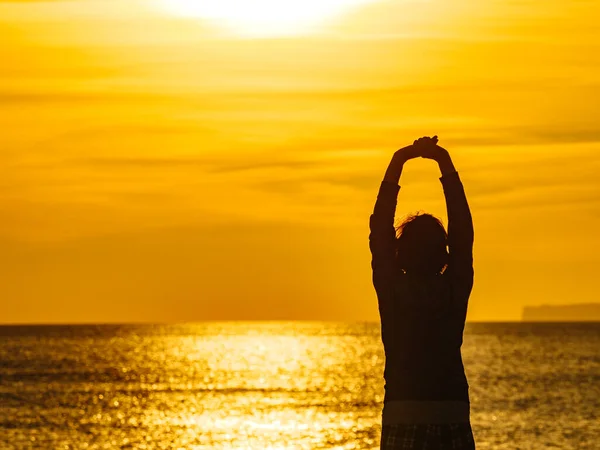 Kobieta Świcie Plaży Patrząc Morski Horyzont Ciesząc Się Wschodem Słońca — Zdjęcie stockowe