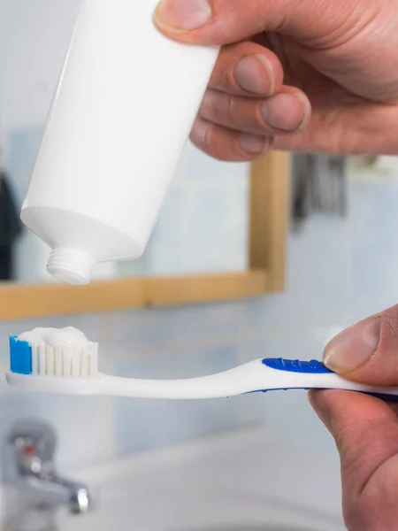 Personne Qui Met Dentifrice Sur Une Brosse Dents Soins Hygiène — Photo