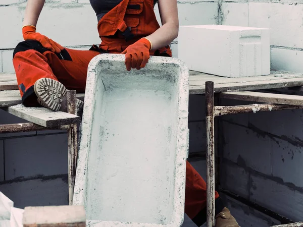 Onherkenbaar Vrouw Dragen Werkkleding Werken Bouwplaats Met Lege Cement Mortel — Stockfoto