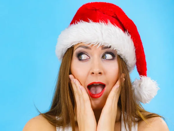 Vrouw Met Kerstman Hoed Verrast Uitdrukking Blauw Met Kopieerruimte Kersttijd — Stockfoto