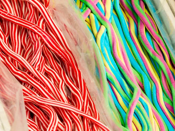 Крупный План Магазинной Коробки Множеством Разноцветных Желейных Червей Длинных Мармеладных — стоковое фото