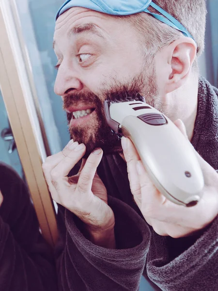 Drôle Mature Adulte Homme Regardant Dans Miroir Trimmng Rasage Barbe — Photo