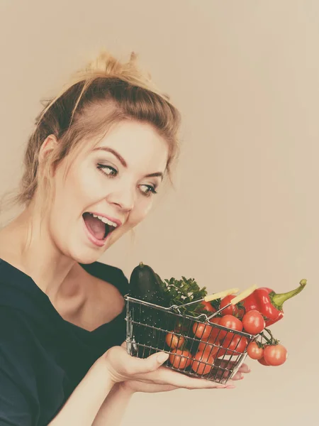 Kupując Dobre Jedzenie Produkty Wegetariańskie Pozytywne Kobieta Gospodarstwa Koszyk Warzywami — Zdjęcie stockowe