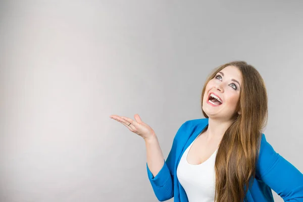 Concepto Belleza Femenina Retrato Una Hermosa Mujer Joven Con Pelo —  Fotos de Stock