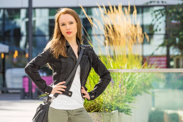 Mujer Moda Caminando Por Calle Ciudad Vistiendo Chaqueta Romenes Negro — Foto de Stock