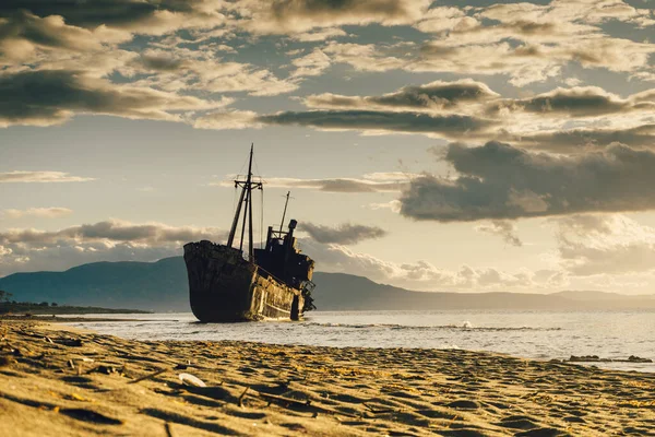ビーチの海岸で難破沈没船船台難破の古い放棄 風光明媚な海景 — ストック写真