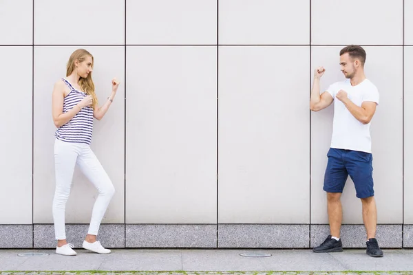 Grappige Vrouw Man Balde Vuist Ponsen Boksen Paar Vechten — Stockfoto