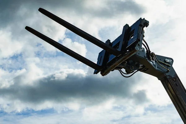 Forklift Endüstriyel Yükleyici Istifçi Gökyüzüne Karşı Tarım Makinesinin Bir Parçası — Stok fotoğraf